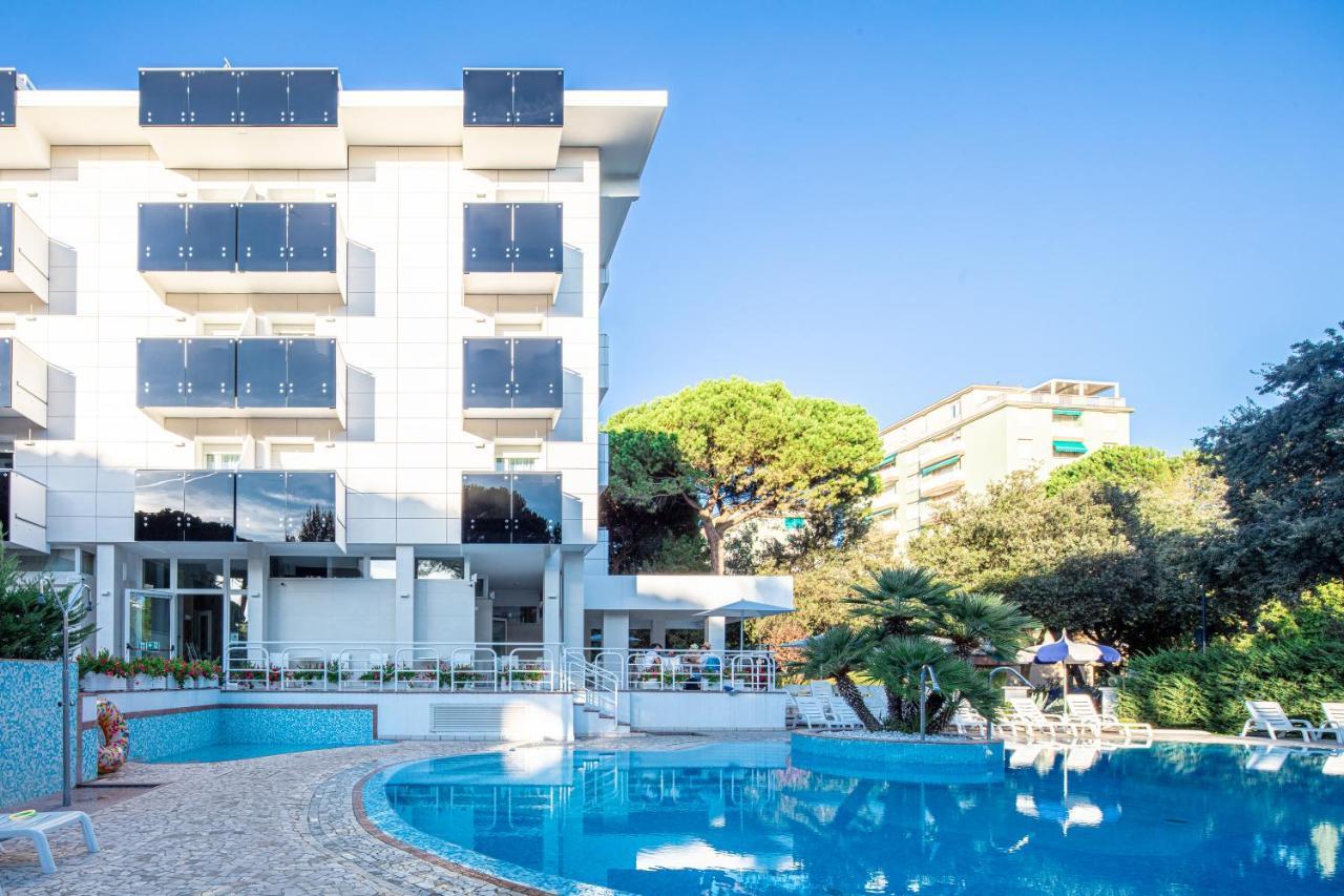 Hotel Ambassador Meuble Lignano Sabbiadoro Exteriör bild