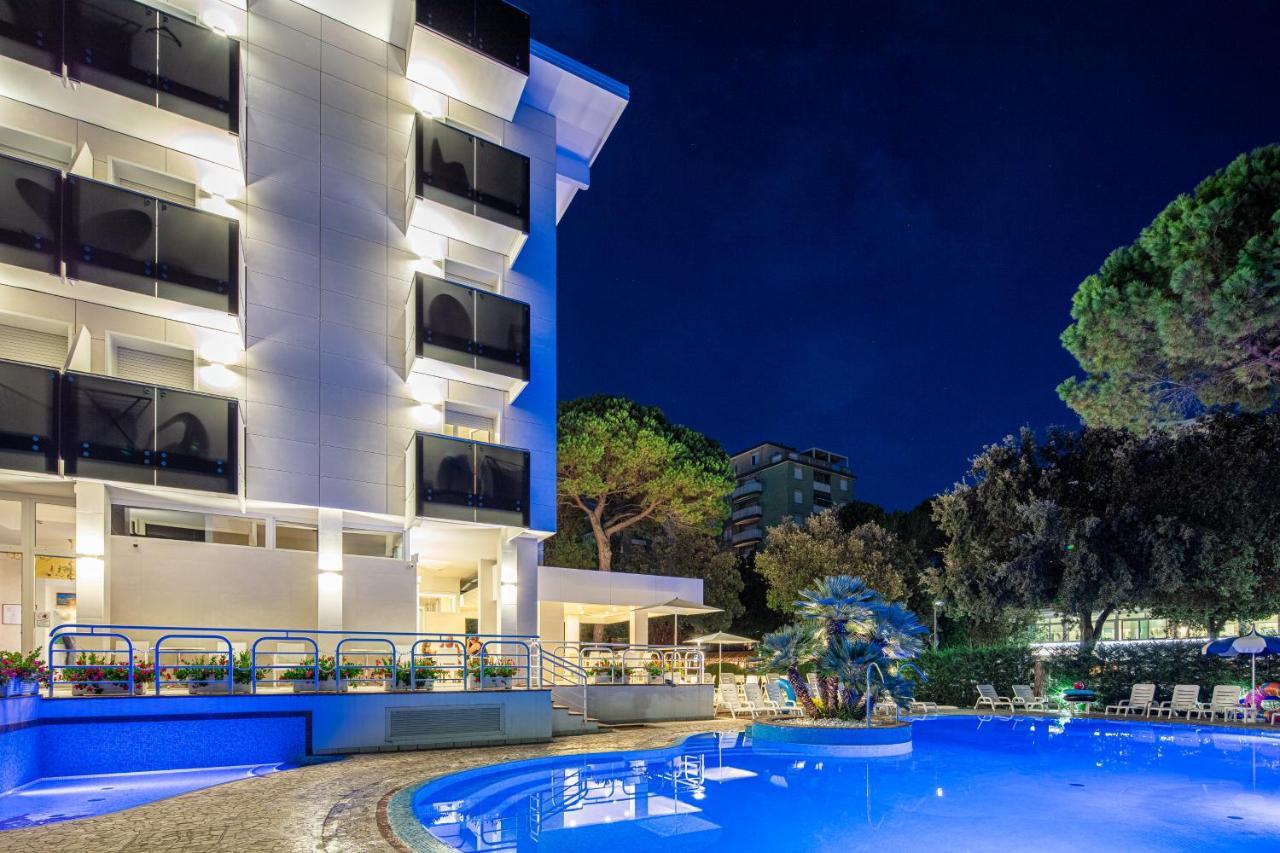 Hotel Ambassador Meuble Lignano Sabbiadoro Exteriör bild