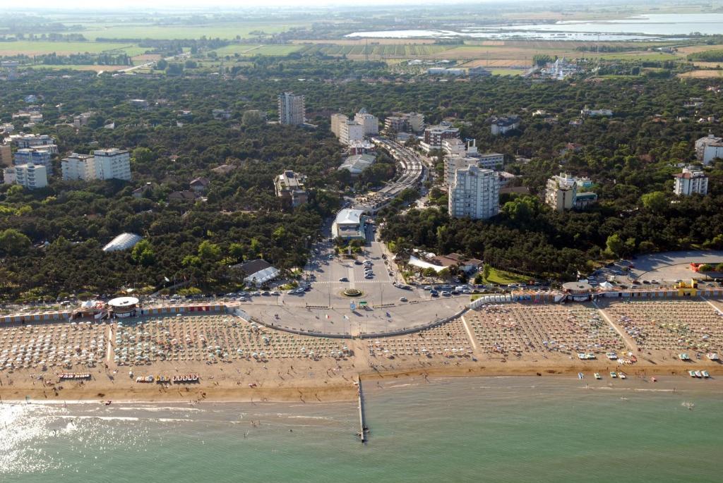 Hotel Ambassador Meuble Lignano Sabbiadoro Exteriör bild