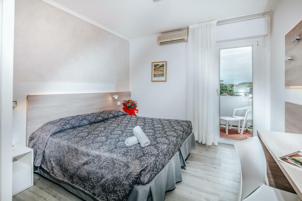 Hotel Ambassador Meuble Lignano Sabbiadoro Exteriör bild