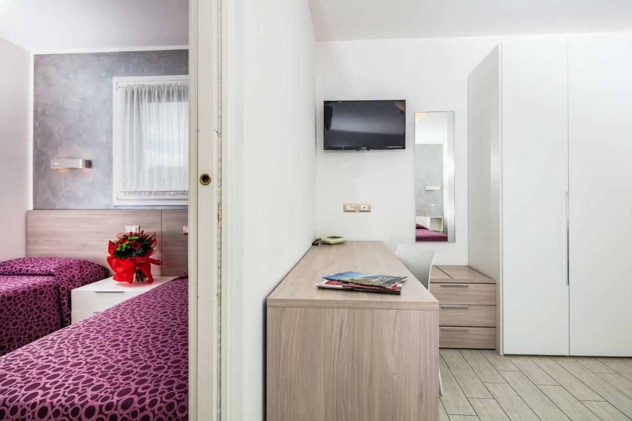 Hotel Ambassador Meuble Lignano Sabbiadoro Exteriör bild