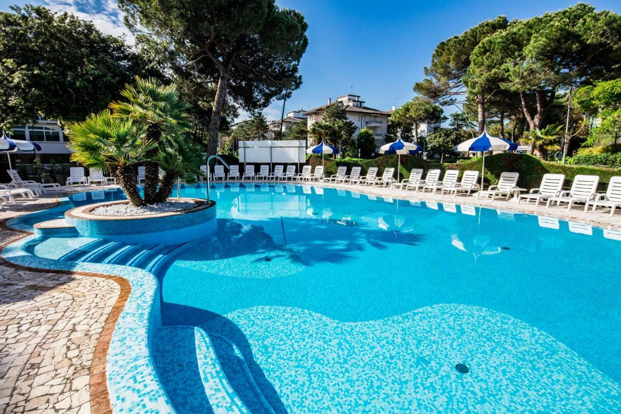 Hotel Ambassador Meuble Lignano Sabbiadoro Exteriör bild