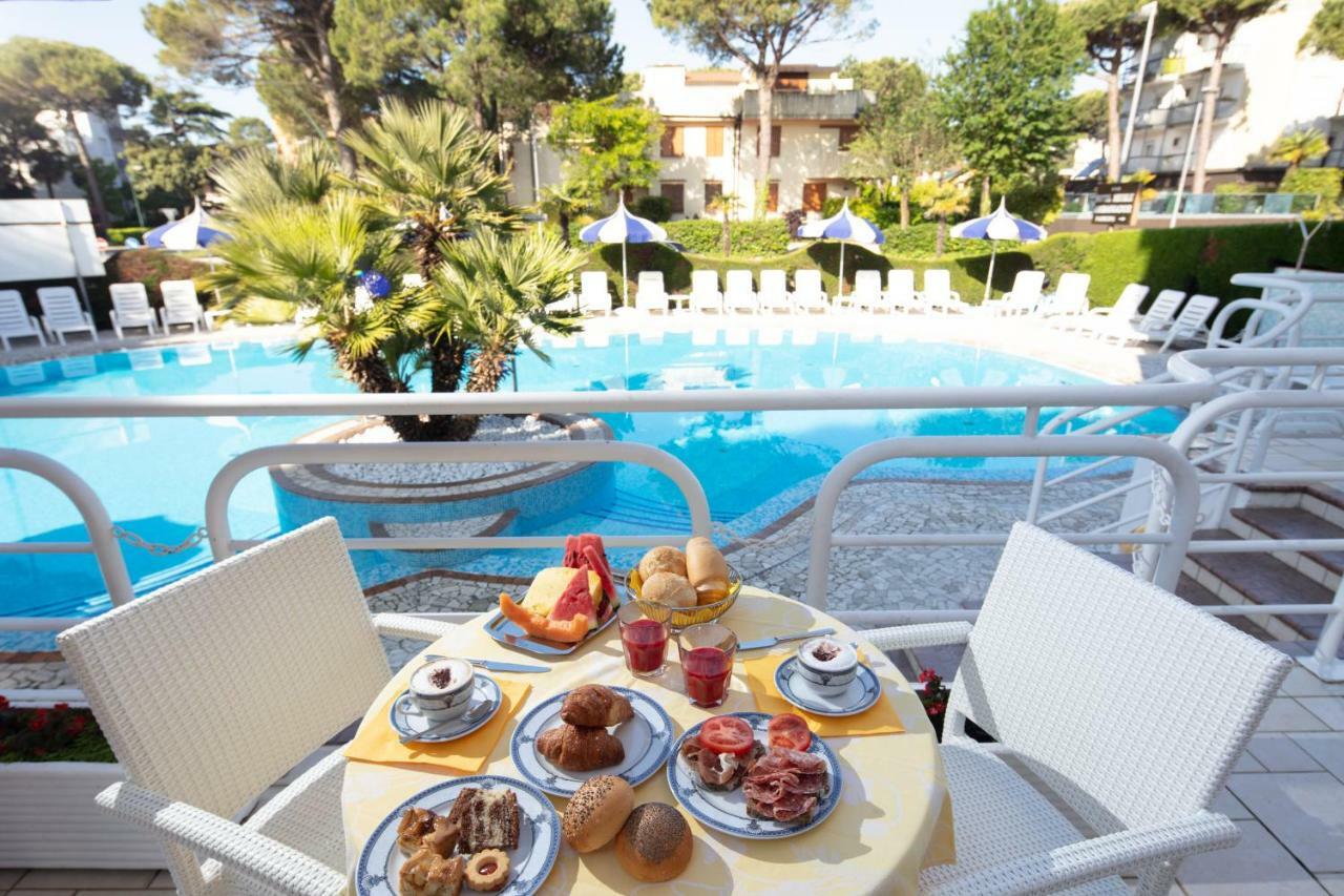 Hotel Ambassador Meuble Lignano Sabbiadoro Exteriör bild