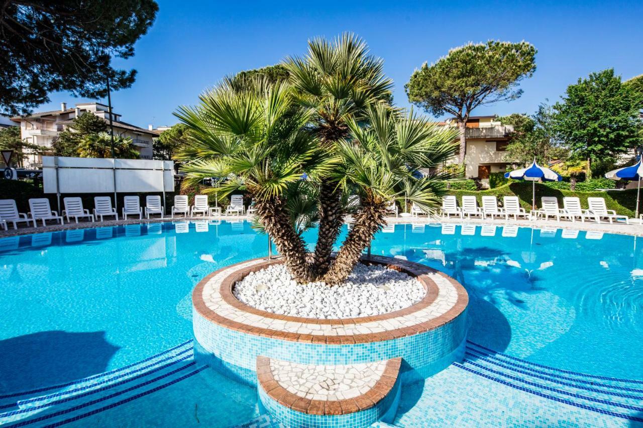 Hotel Ambassador Meuble Lignano Sabbiadoro Exteriör bild