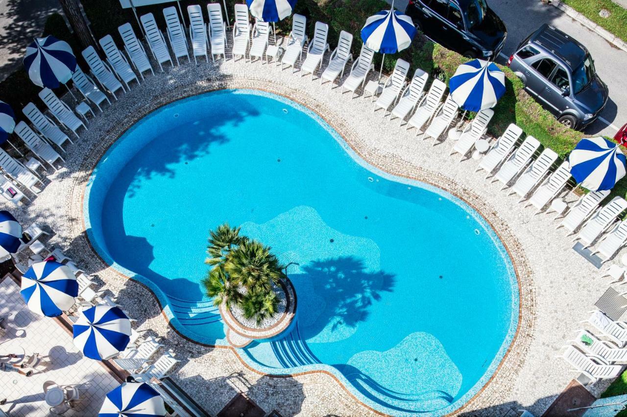 Hotel Ambassador Meuble Lignano Sabbiadoro Exteriör bild